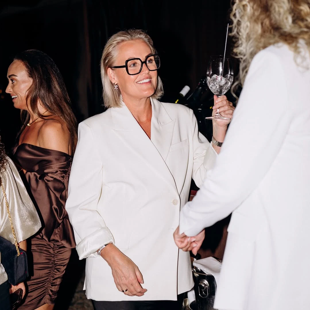 Candid conversation between guests at an event